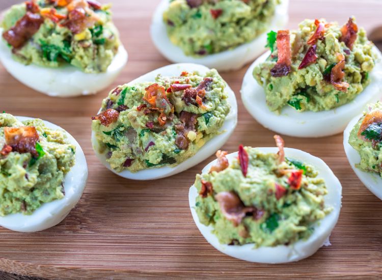 Œufs mimosa au guacamole et bacon croustillant